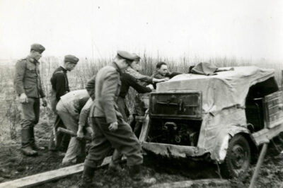 Salvage of a stuck car 1944