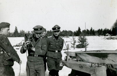 The propaganda department visits the intelligence department of Division Nordland. The Swedish officer Hans-Gösta Pehrsson on the left 1944
