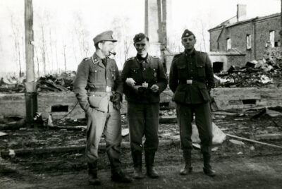 War correspondent for the SS, Fritz Ihlen, on the left. Narva city in the background 1944