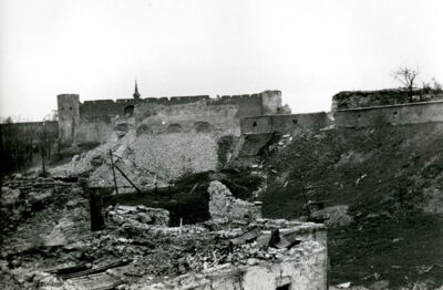 Picture of the fortress in Narva against the Russian fortress on the other side of the river Narva 1944